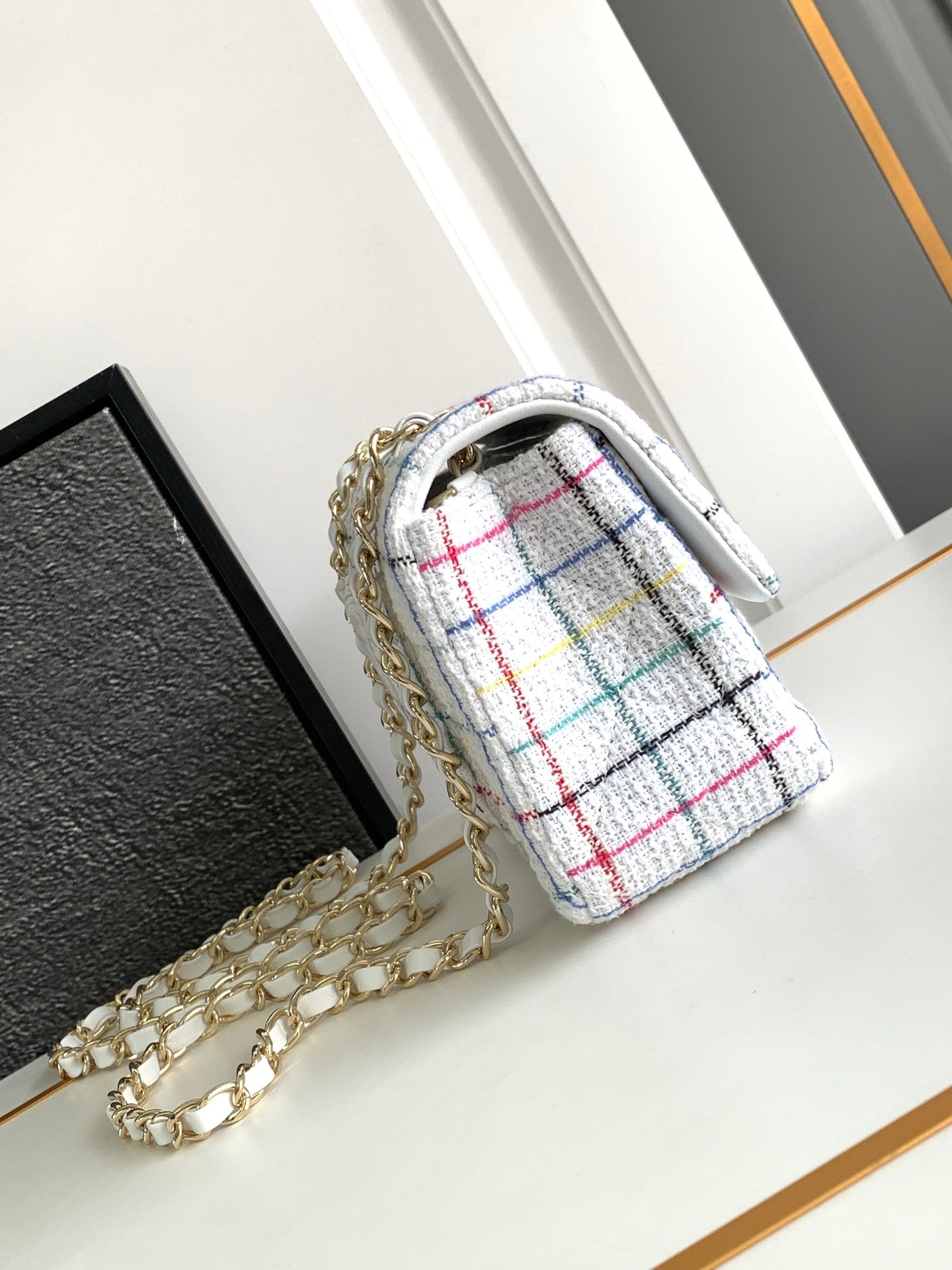 CHANEL MEDIUM 20 FLAP BAG IN WHITE WOOL TWEED