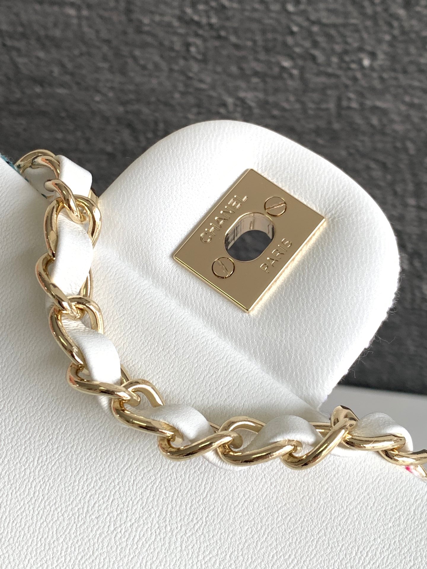 CHANEL MEDIUM 20 FLAP BAG IN WHITE WOOL TWEED