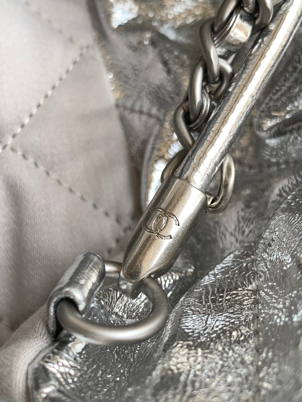CHANEL 22 BAG IN SILVER SHINY CALFSKIN AND GOLD METAL