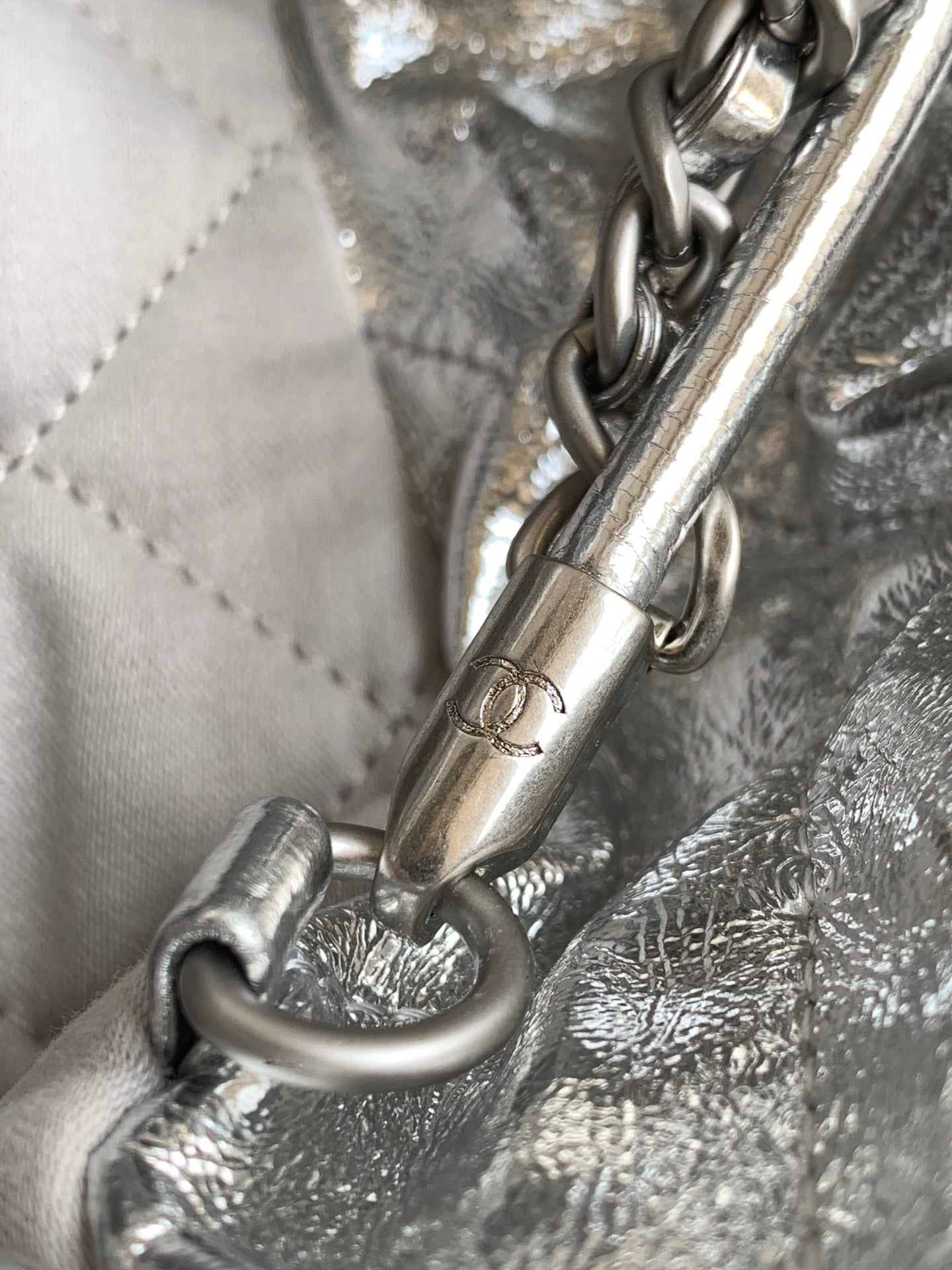 CHANEL 22 BAG IN SILVER SHINY CALFSKIN AND GOLD METAL
