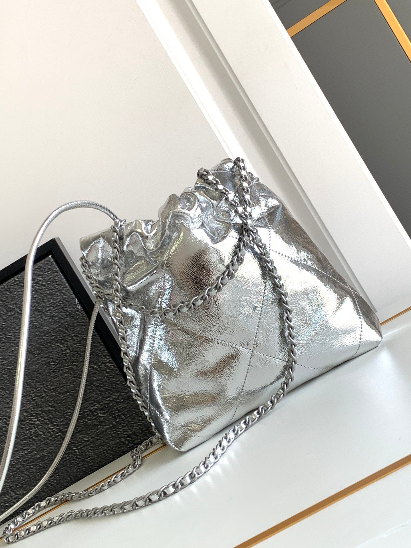 CHANEL 22 BAG IN SILVER SHINY CALFSKIN AND GOLD METAL