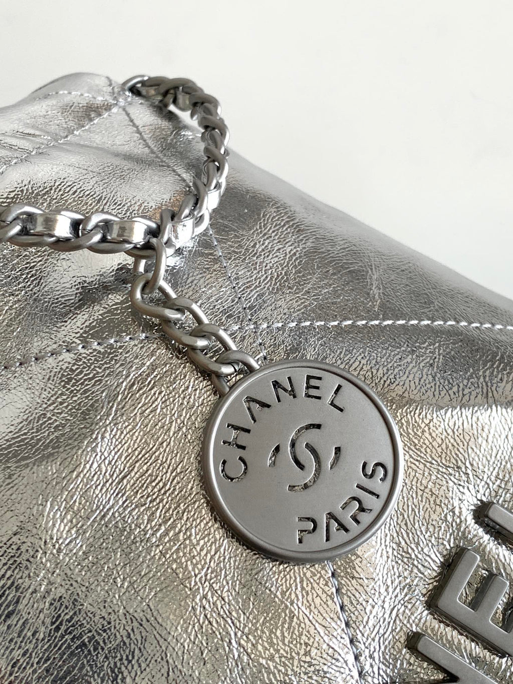 CHANEL 22 BAG IN SILVER SHINY CALFSKIN AND GOLD METAL