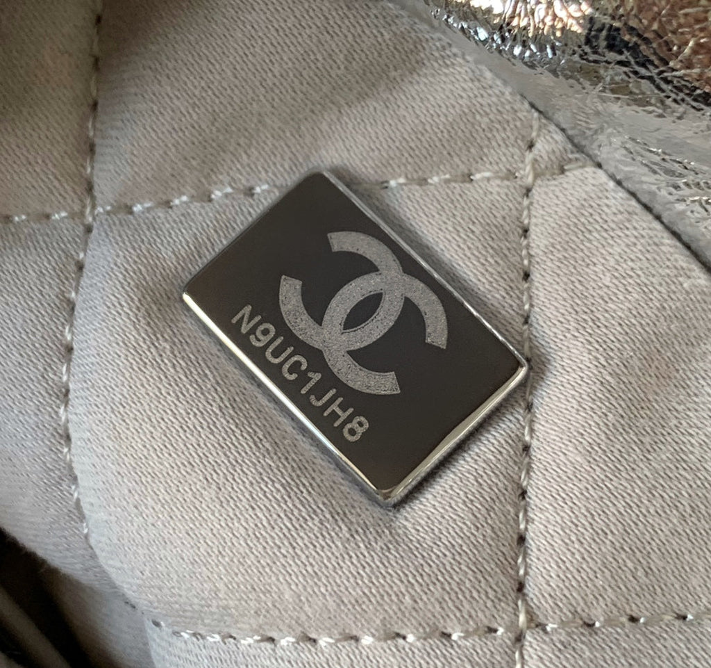 CHANEL 22 BAG IN SILVER SHINY CALFSKIN AND GOLD METAL