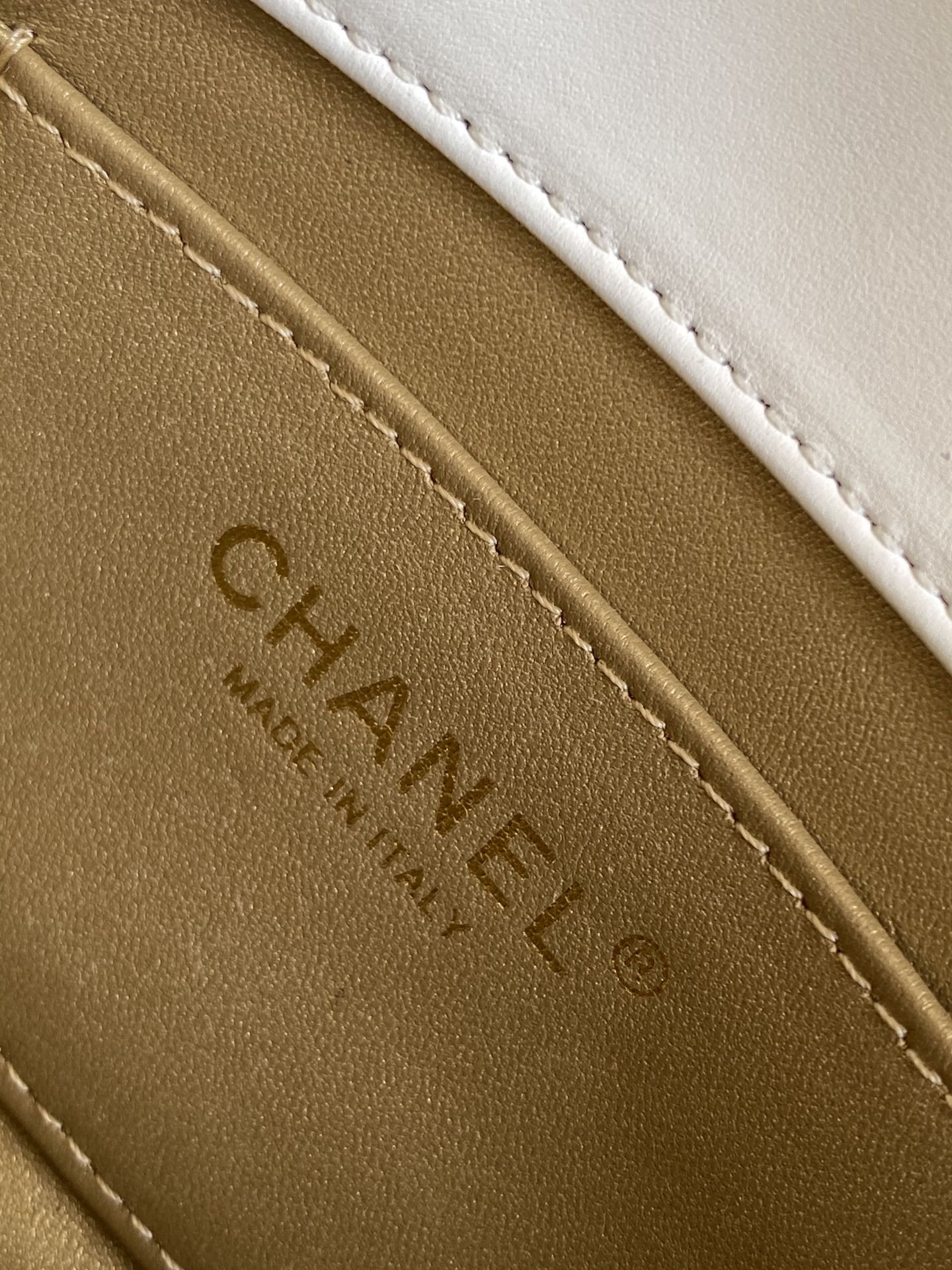 CHANEL MINI 20 FLAP BAG IN WHITE LAMBSKIN GOLD HARDWARE