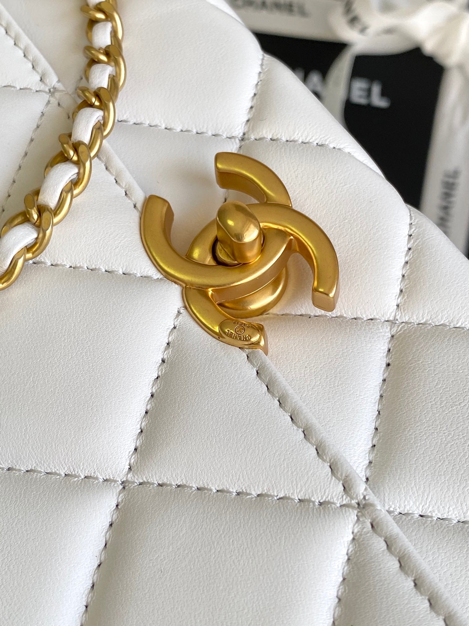 CHANEL MEDIUM 22 FLAP BAG IN WHITE LAMBSKIN GOLD HARDWARE