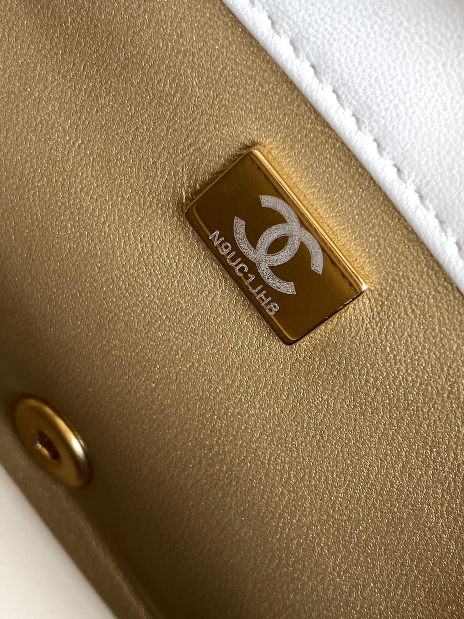 CHANEL MEDIUM 22 FLAP BAG IN WHITE LAMBSKIN GOLD HARDWARE