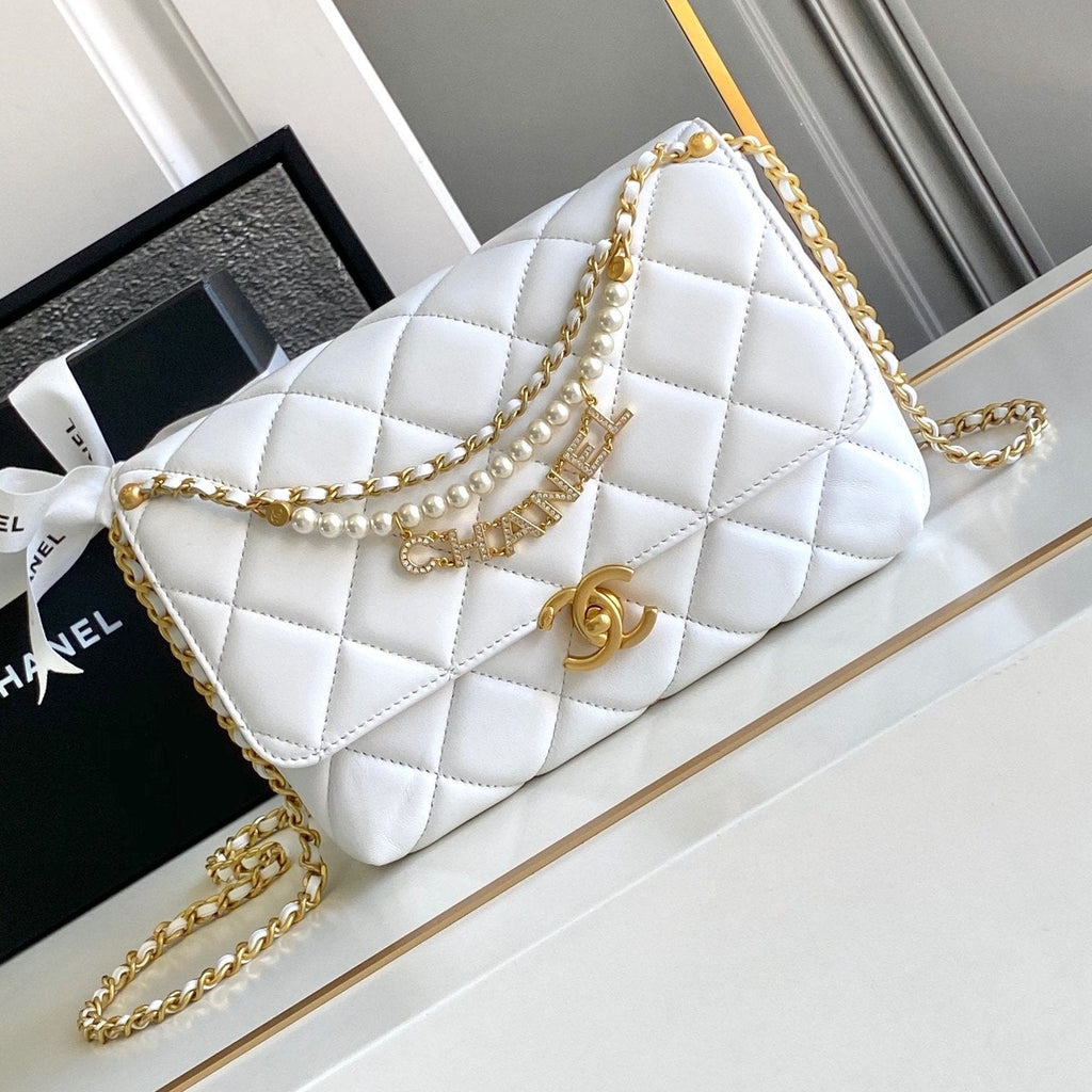 CHANEL MEDIUM 22 FLAP BAG IN WHITE LAMBSKIN GOLD HARDWARE