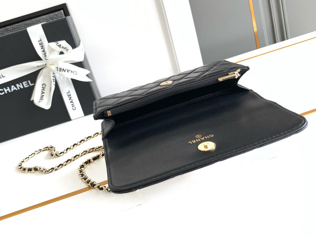 CHANEL 18 FLAP BAG WITH HANDLE IN BLACK CALFSKIN