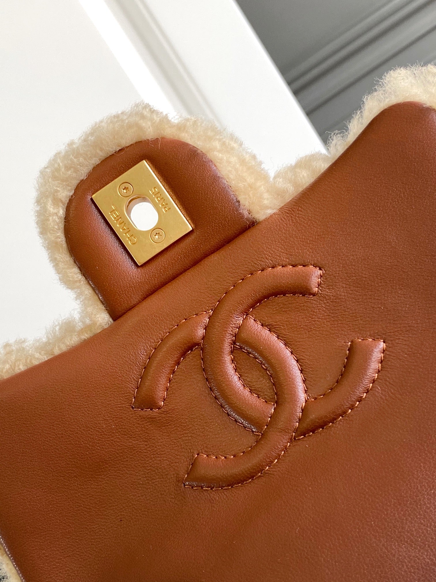 CHANEL 25S FLAP BAG 18 CM IN BEIGE WOOL AND BROWN LAMBSKIN