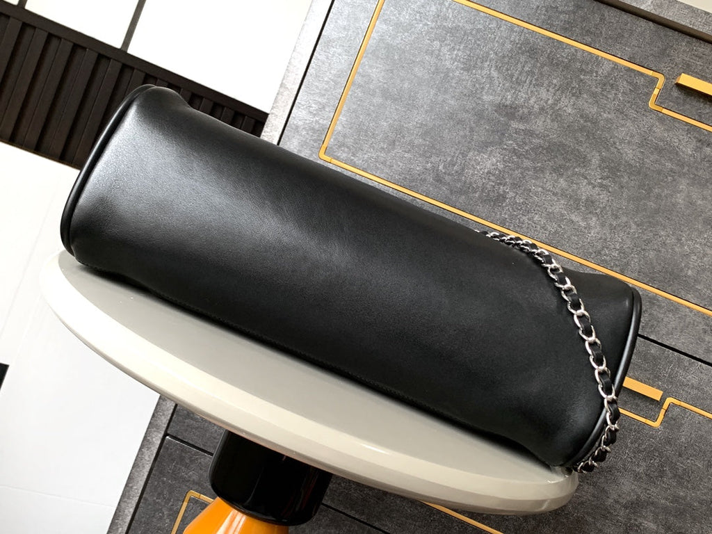 CHANEL SHOULDER BAG 40 IN BLACK SOFT LAMBSKIN EMBOSSED LOGO SILVER HARDWARE