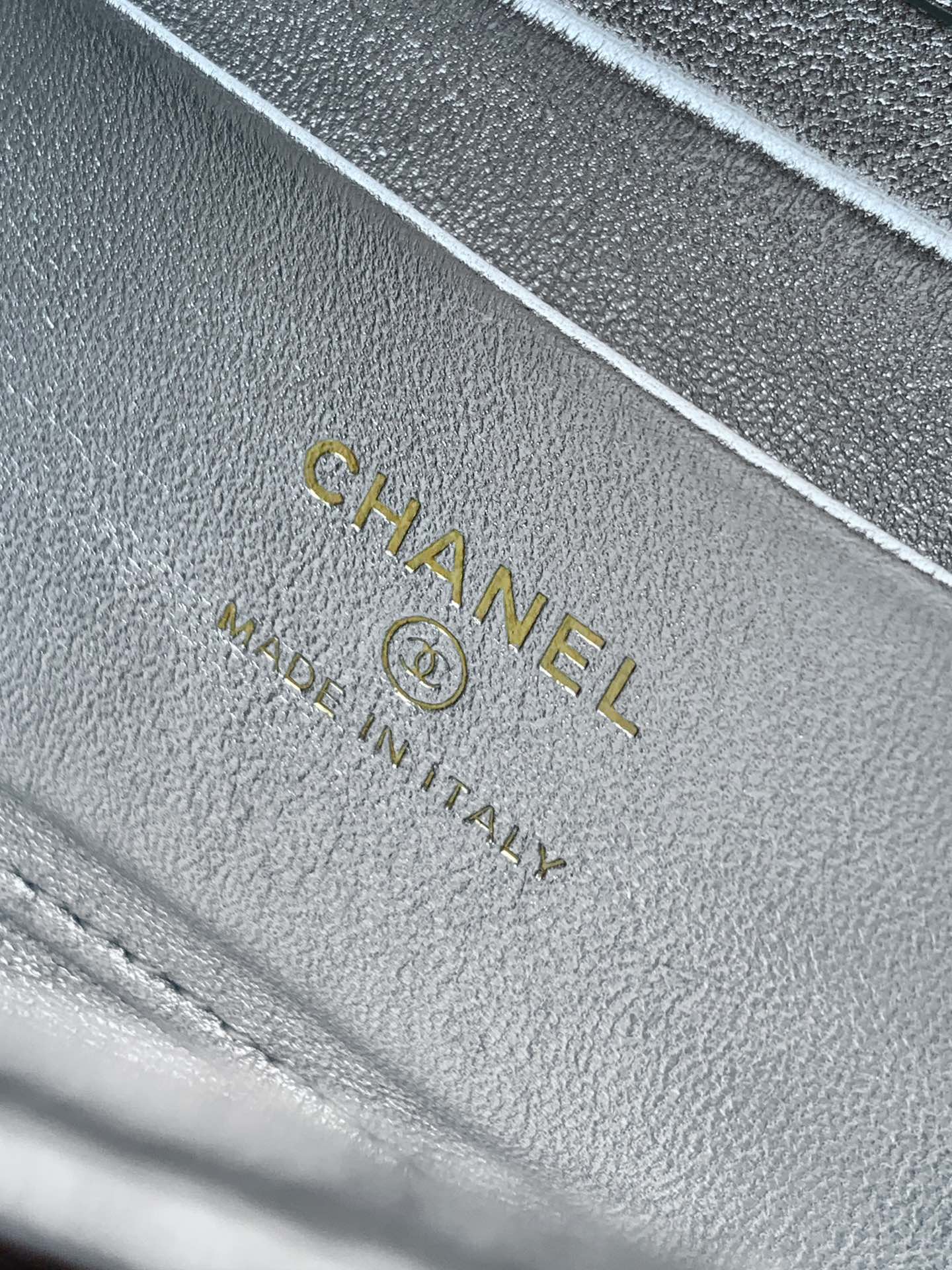 CHANEL 25S KELLY BAG 18 IN SILVER METALLIC LAMBSKIN WITH GOLD HARDWARE STYLE 1