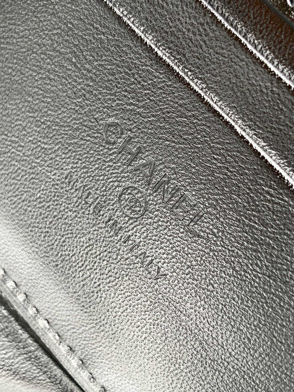 CHANEL 25S KELLY BAG 18 IN SILVER METALLIC LAMBSKIN WITH SILVER HARDWARE STYLE 3