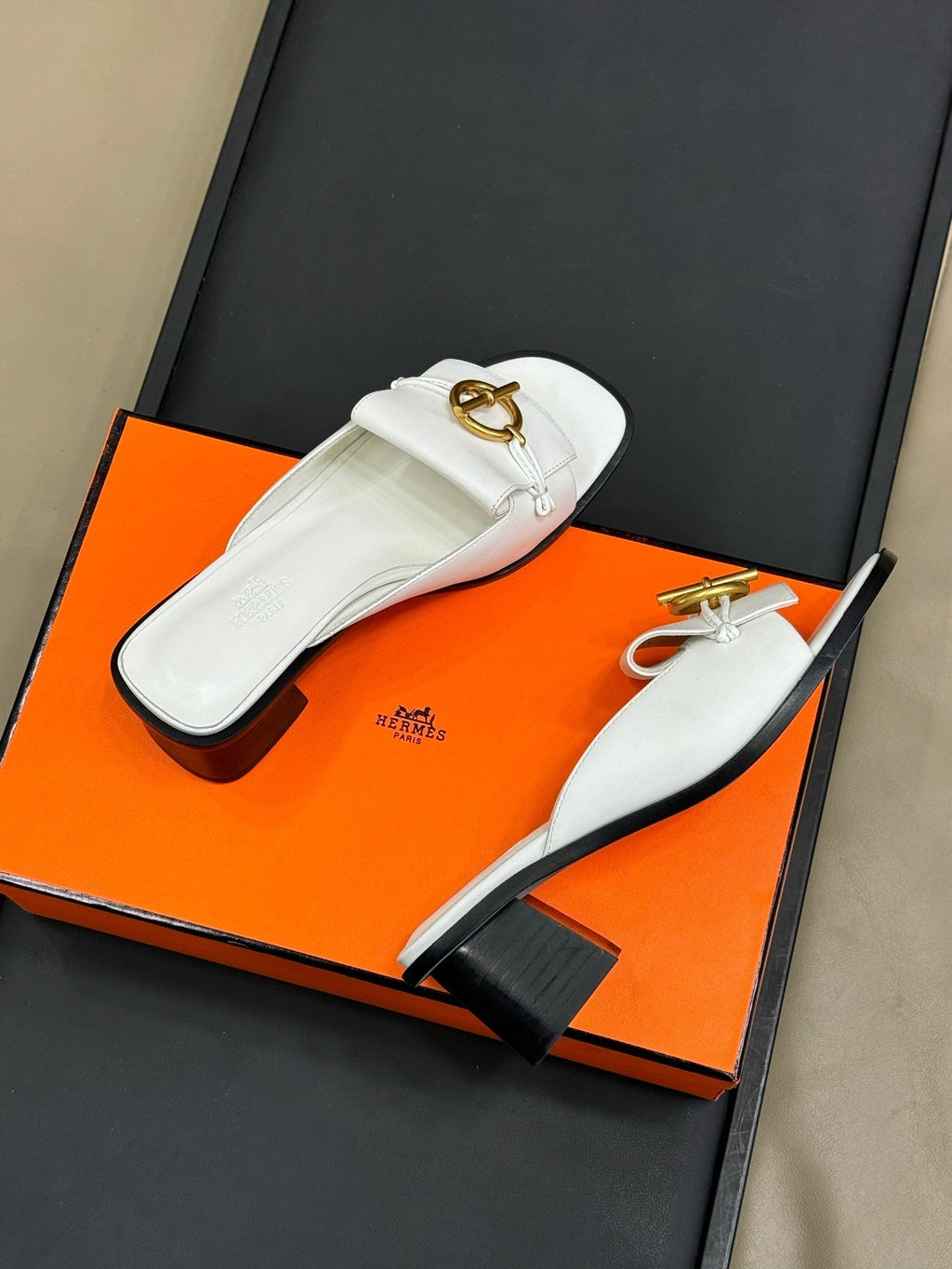 HERMES ISLE SANDAL IN WHITE CALFSKIN