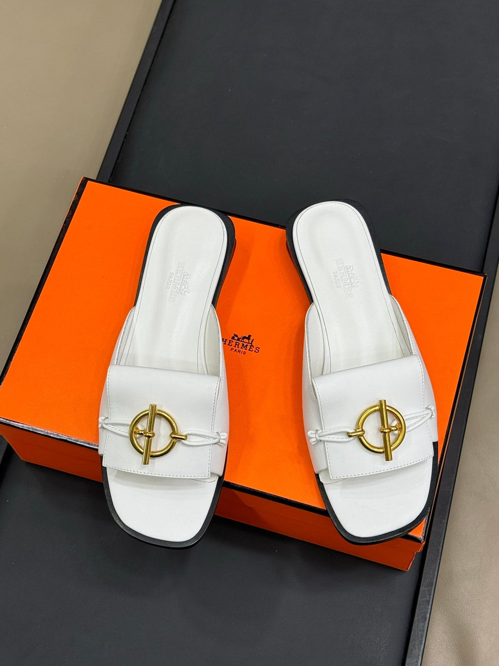 HERMES ISLE SANDAL IN WHITE CALFSKIN
