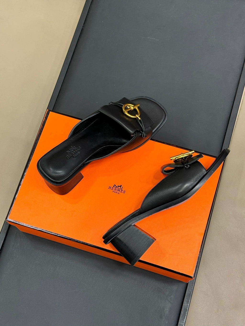 HERMES ISLE SANDAL IN BLACK CALFSKIN