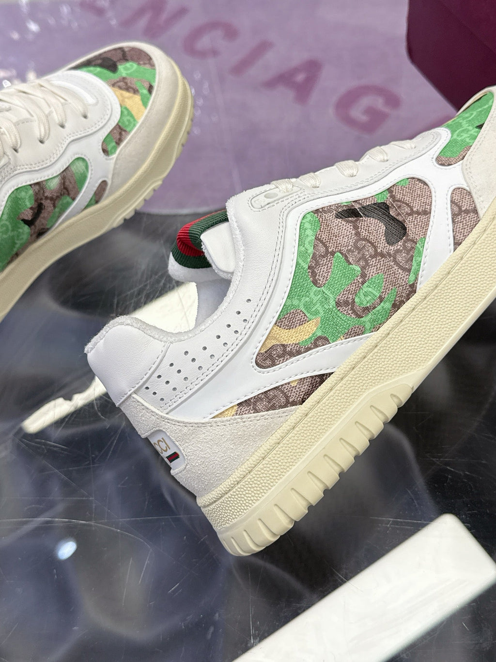 GUCCI 26S SNEAKER IN WHITE AND GREEN CALFSKIN