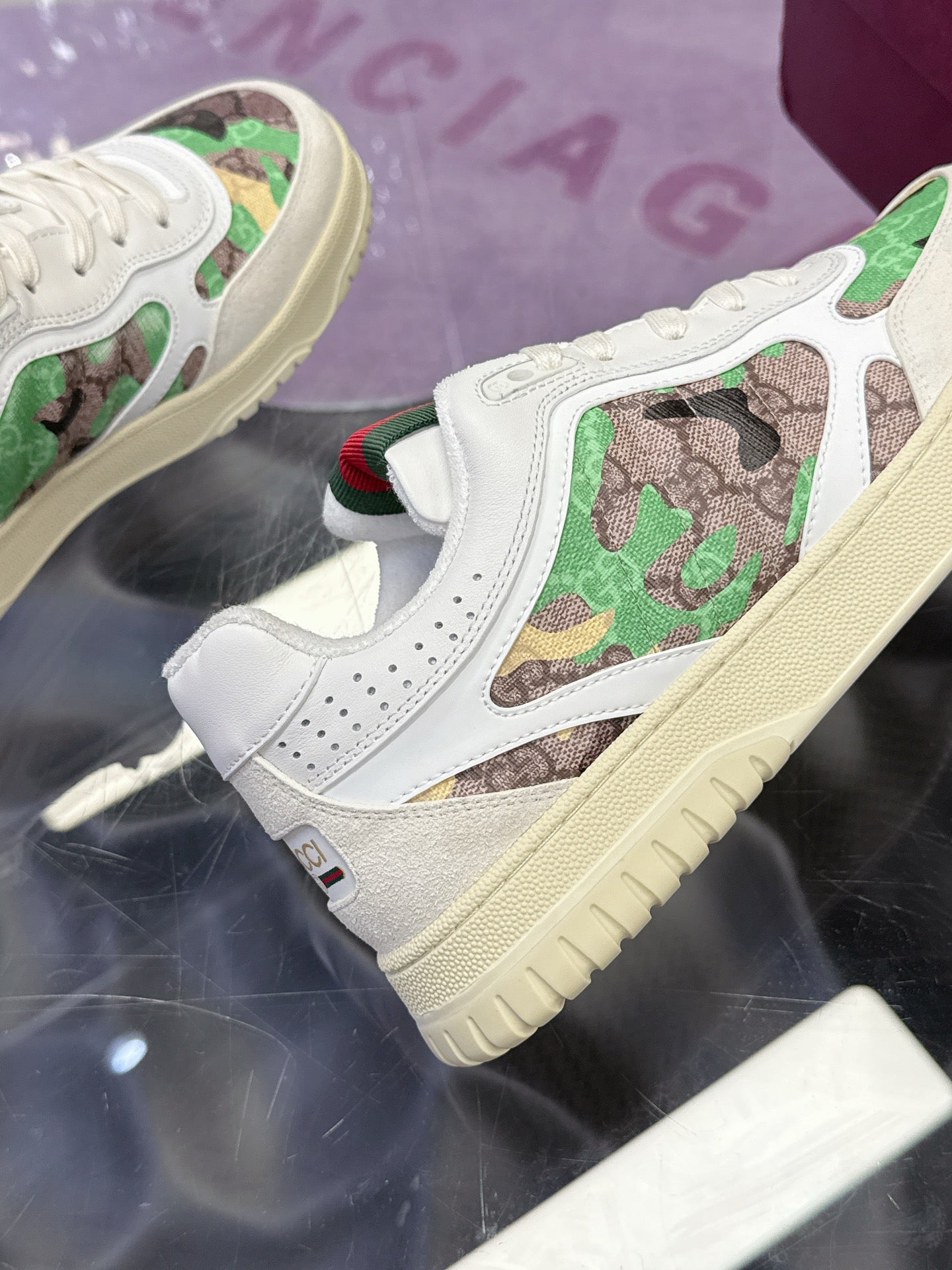 GUCCI 26S SNEAKER IN WHITE AND GREEN CALFSKIN