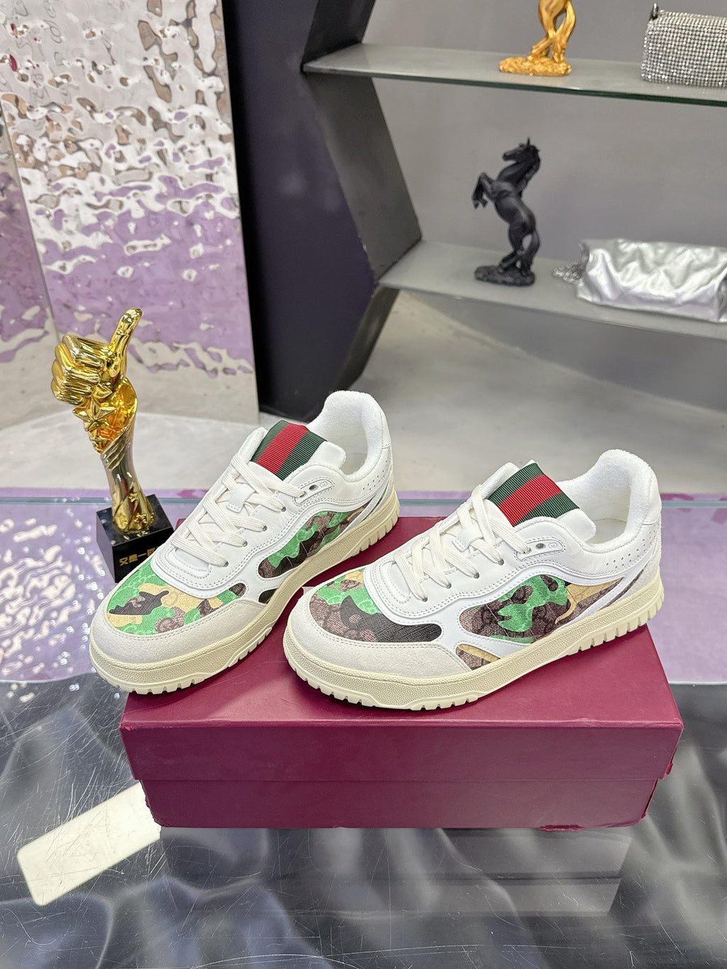GUCCI 26S SNEAKER IN WHITE AND GREEN CALFSKIN