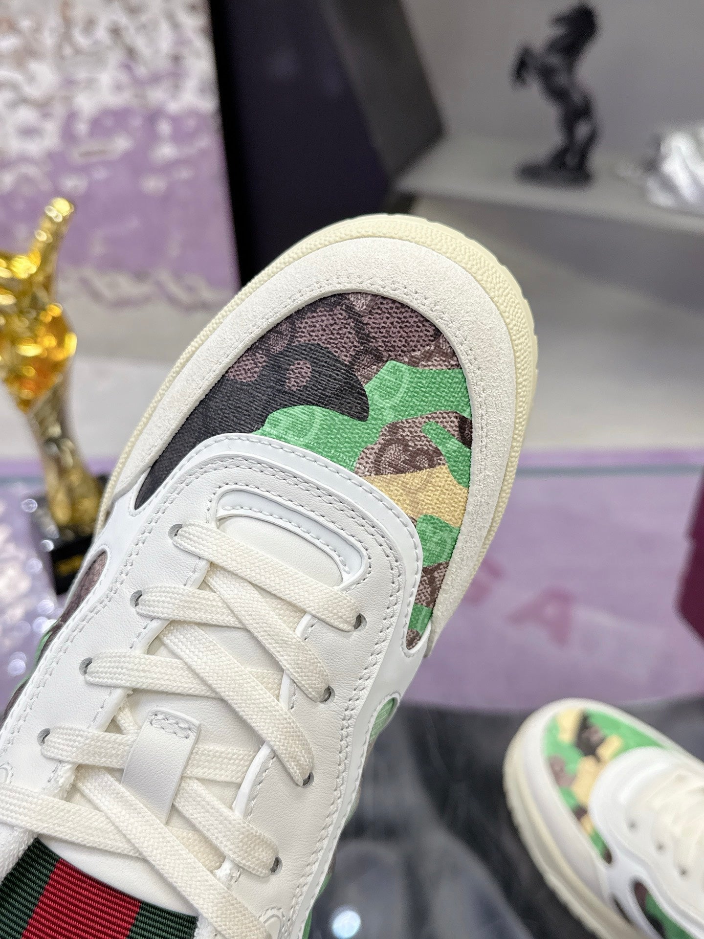 GUCCI 26S SNEAKER IN WHITE AND GREEN CALFSKIN