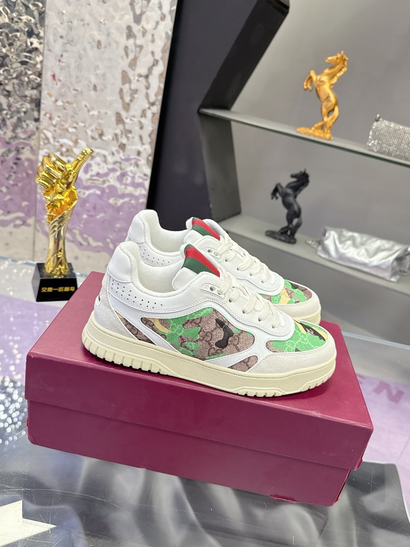 GUCCI 26S SNEAKER IN WHITE AND GREEN CALFSKIN