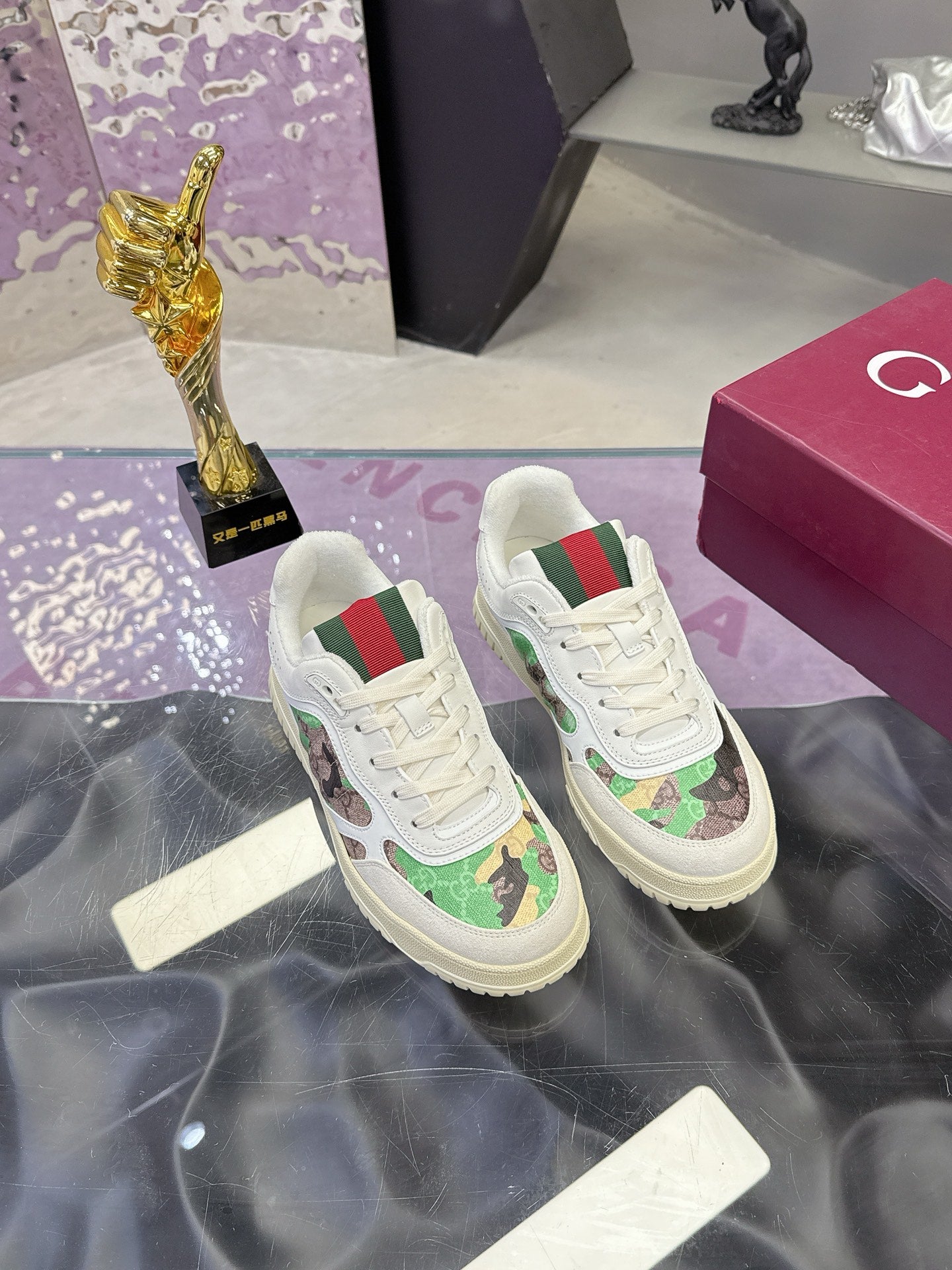 GUCCI 26S SNEAKER IN WHITE AND GREEN CALFSKIN