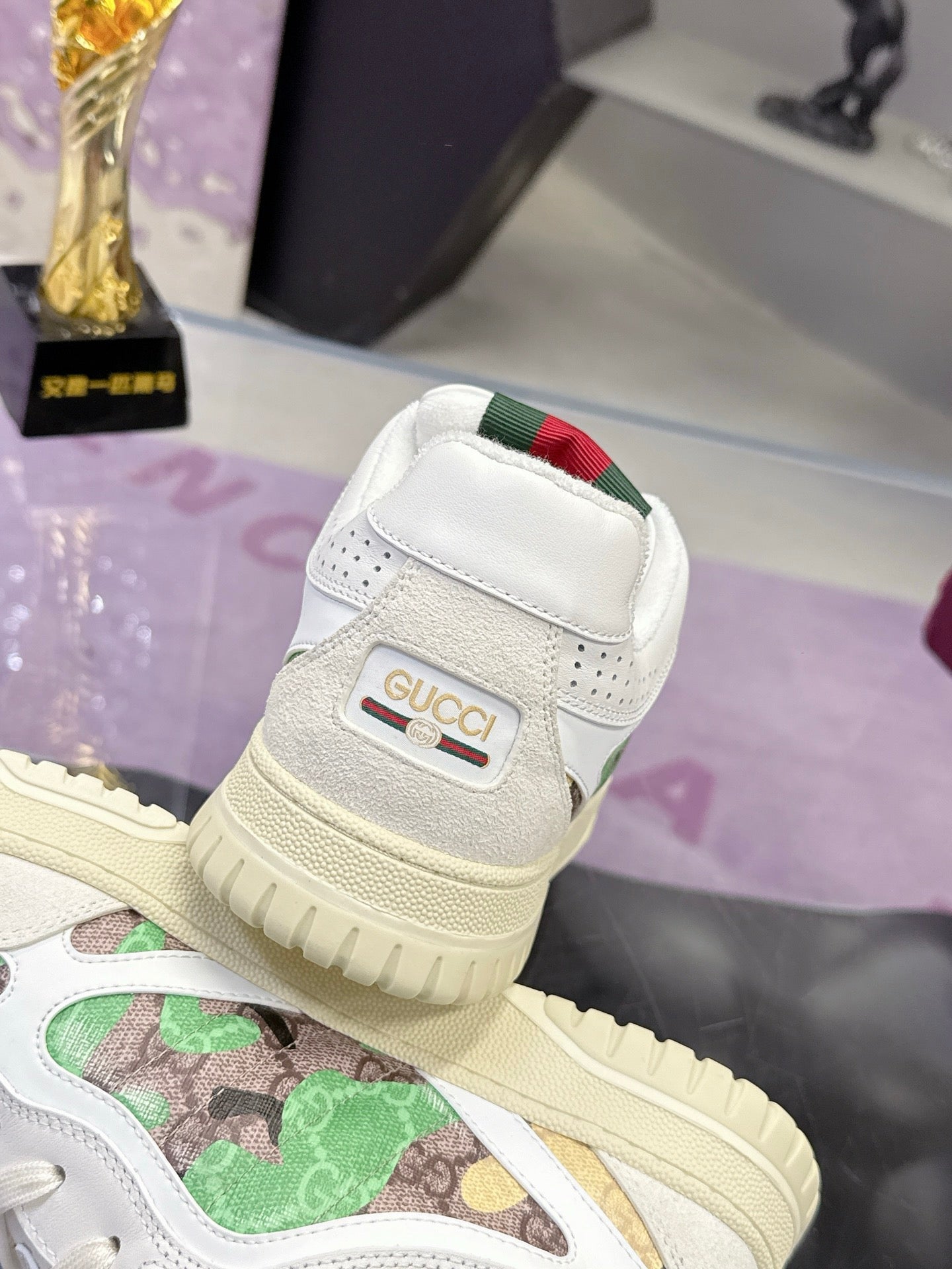 GUCCI 26S SNEAKER IN WHITE AND GREEN CALFSKIN