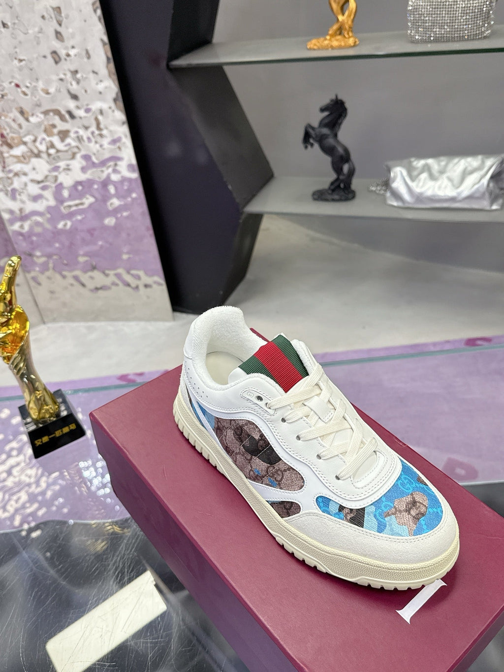 GUCCI 26S SNEAKER IN WHITE AND BLUE CALFSKIN