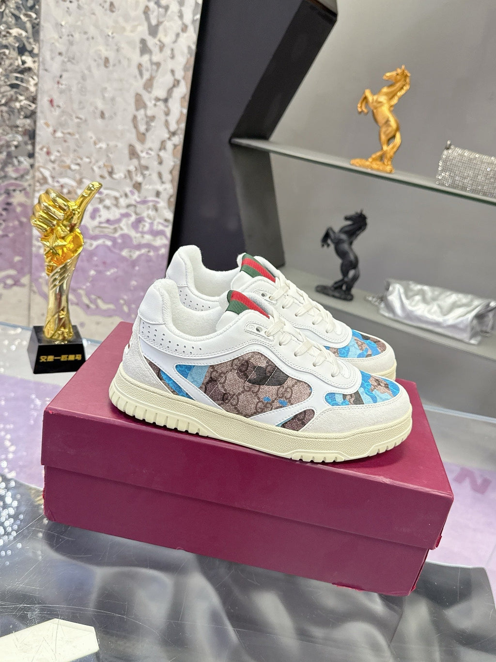 GUCCI 26S SNEAKER IN WHITE AND BLUE CALFSKIN