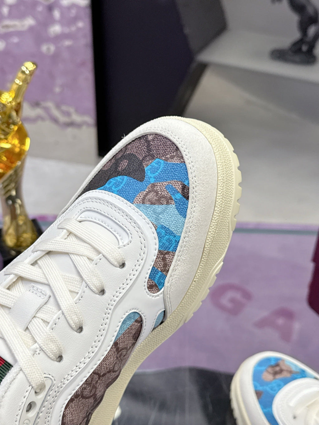 GUCCI 26S SNEAKER IN WHITE AND BLUE CALFSKIN