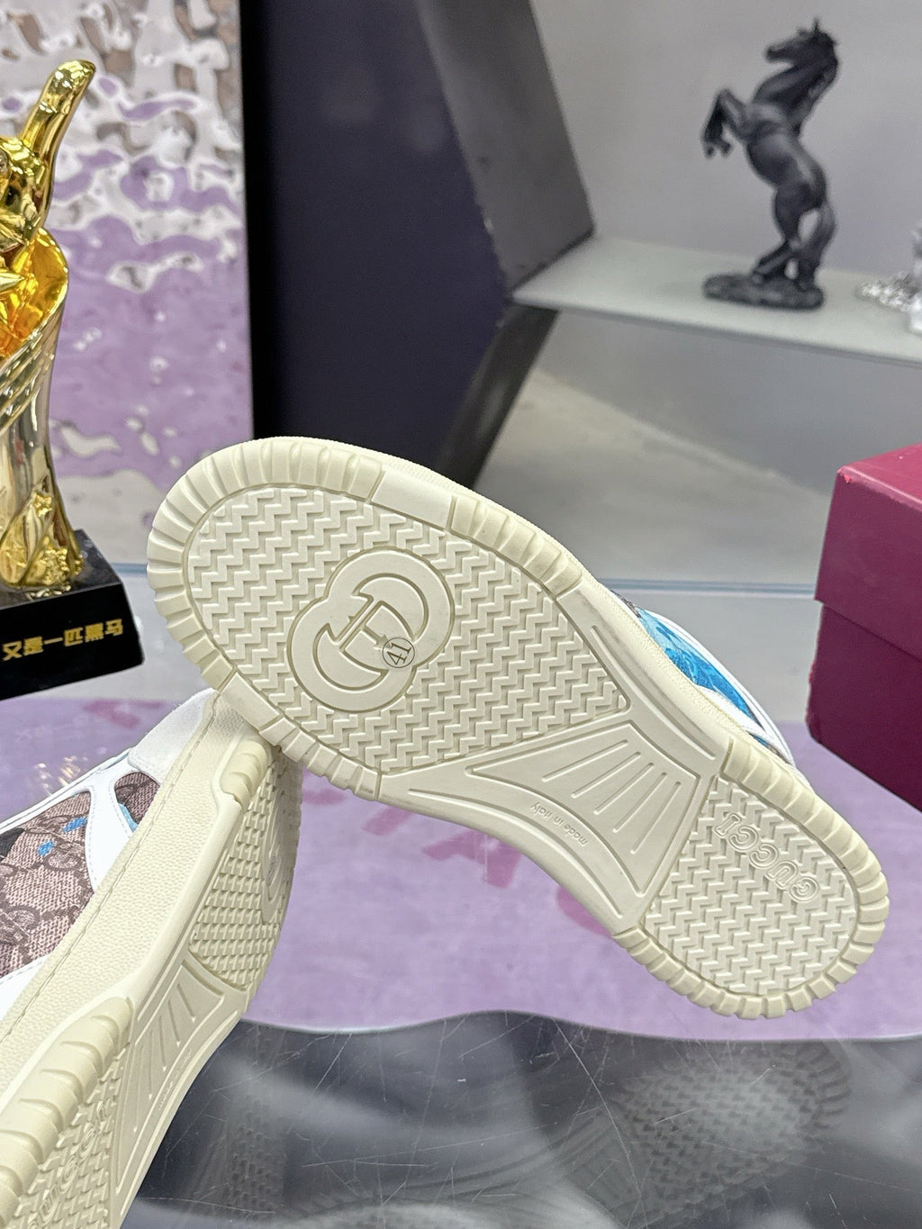 GUCCI 26S SNEAKER IN WHITE AND BLUE CALFSKIN