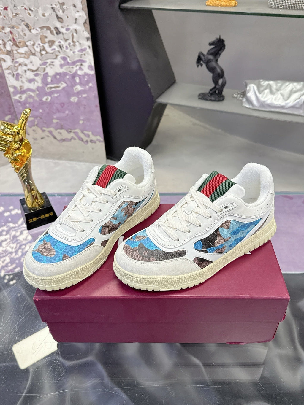 GUCCI 26S SNEAKER IN WHITE AND BLUE CALFSKIN
