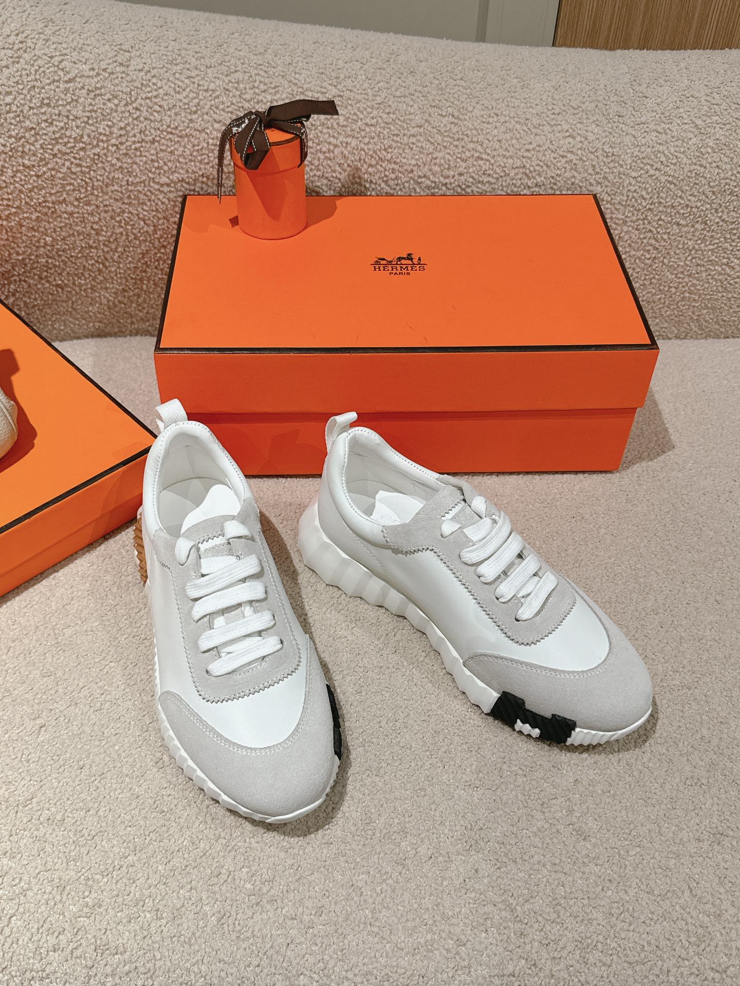 HERMES MAINLAND SNEAKER IN PALE GRAY SUEDE AND WHITE CALFSKIN 959308