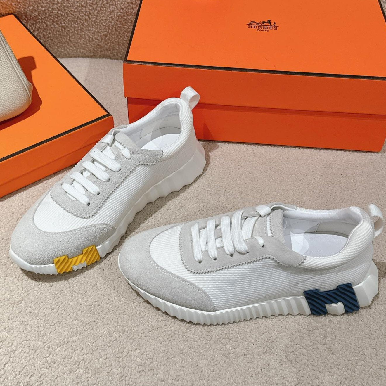 HERMES MAINLAND SNEAKER IN PALE GRAY SUEDE AND WHITE BREATHABLE MESH FABRIC 959352