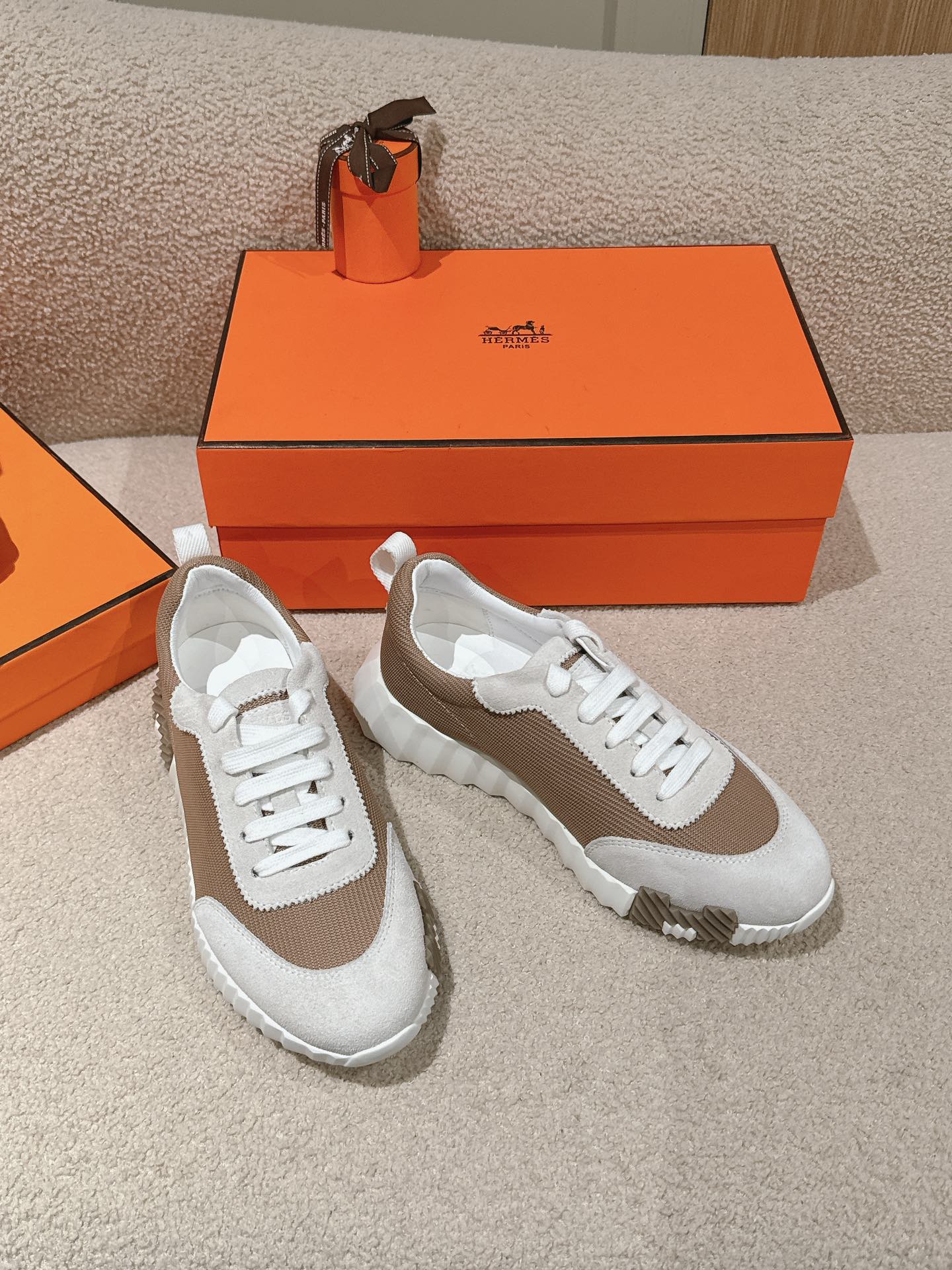 HERMES MAINLAND SNEAKER IN PALE GRAY SUEDE AND LIGHT BROWN BREATHABLE MESH FABRIC