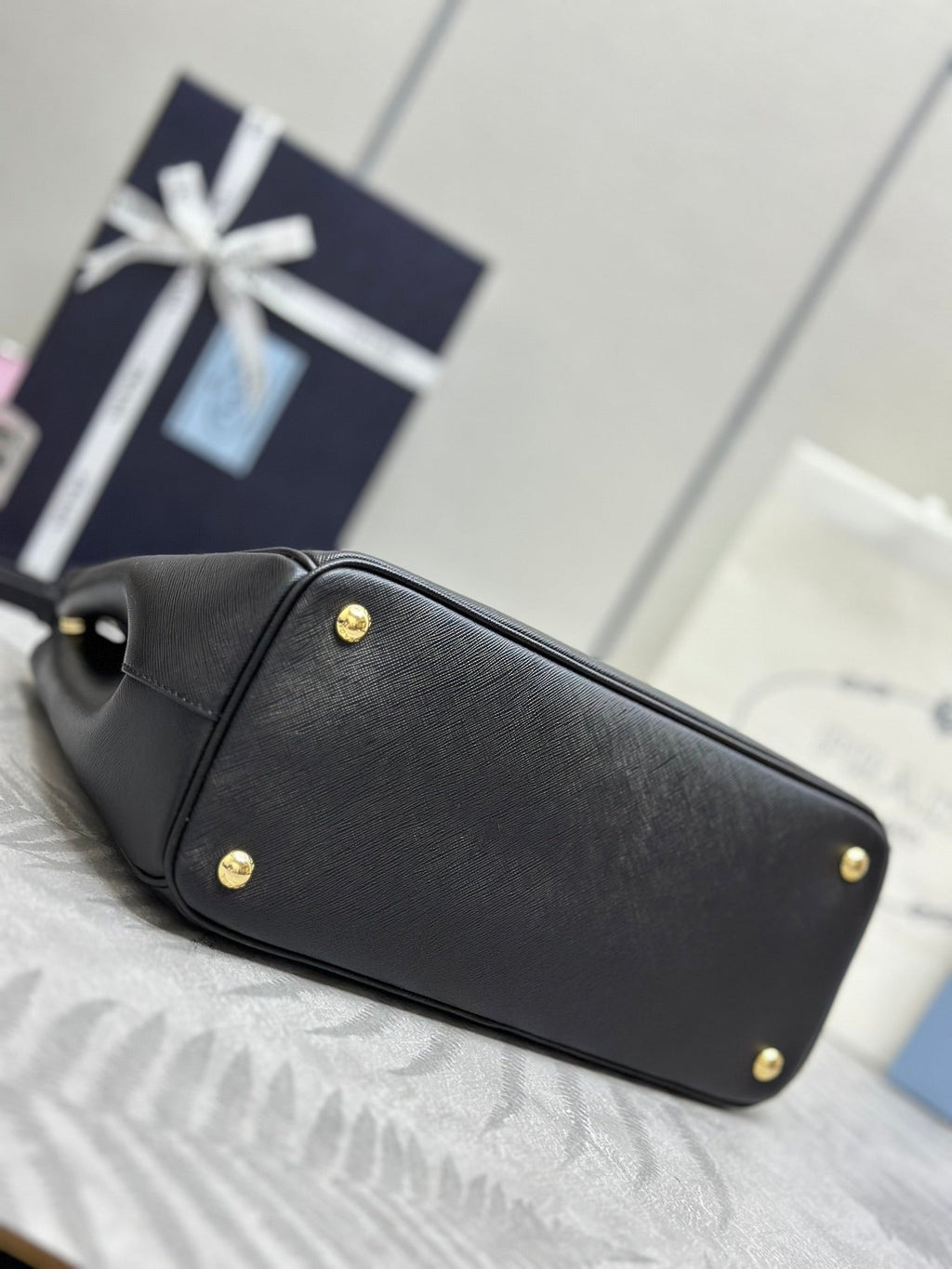 PRADA 25S GALLERIA LARGE BAG 32 IN BLACK CALFSKIN GOLD HARDWARE