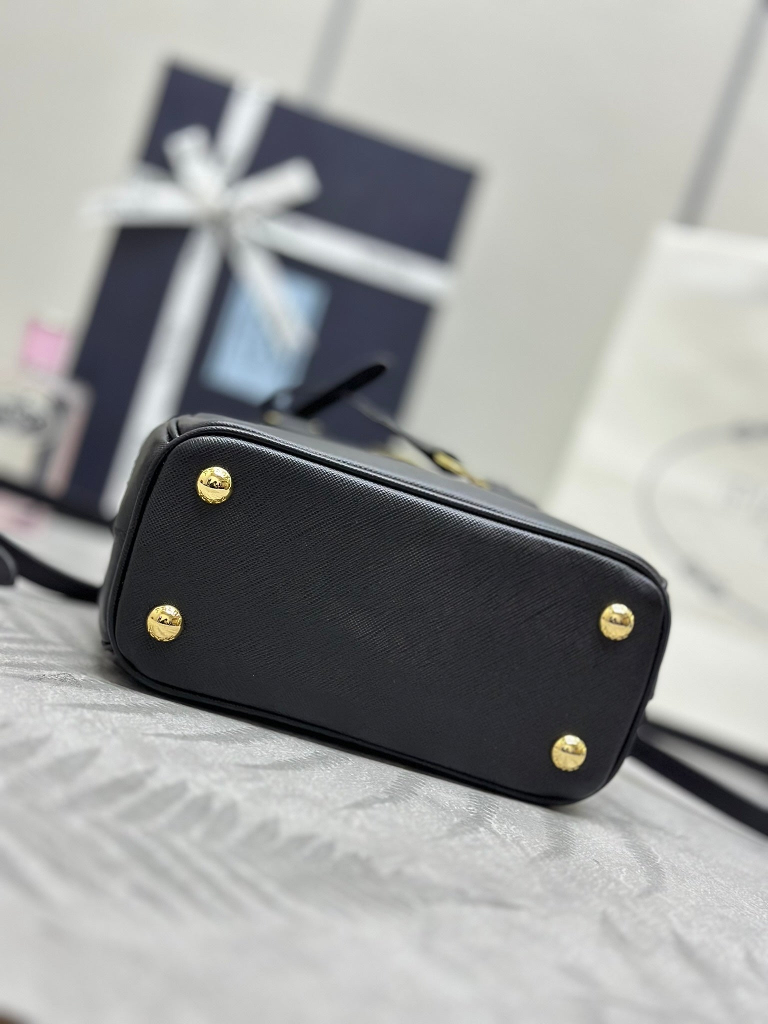 PRADA 25S GALLERIA MEDIUM BAG 20 IN BLACK CALFSKIN GOLD HARDWRE