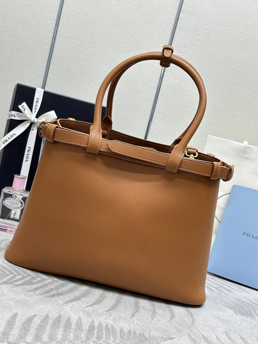PRADA 25S BUCKLE MEDIUM HANDBAG 35 IN RK CARAMEL CALFSKIN GOLD HARDWRE