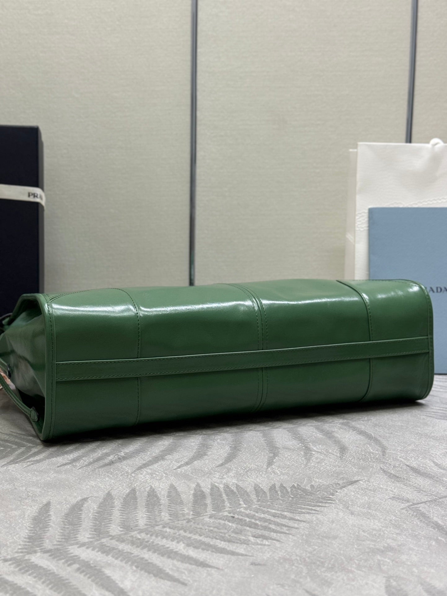PRADA 25S BONNIE LARGE HANDBAG 38 IN GREEN GLOSSY CALFSKIN GOLD HARDWRE