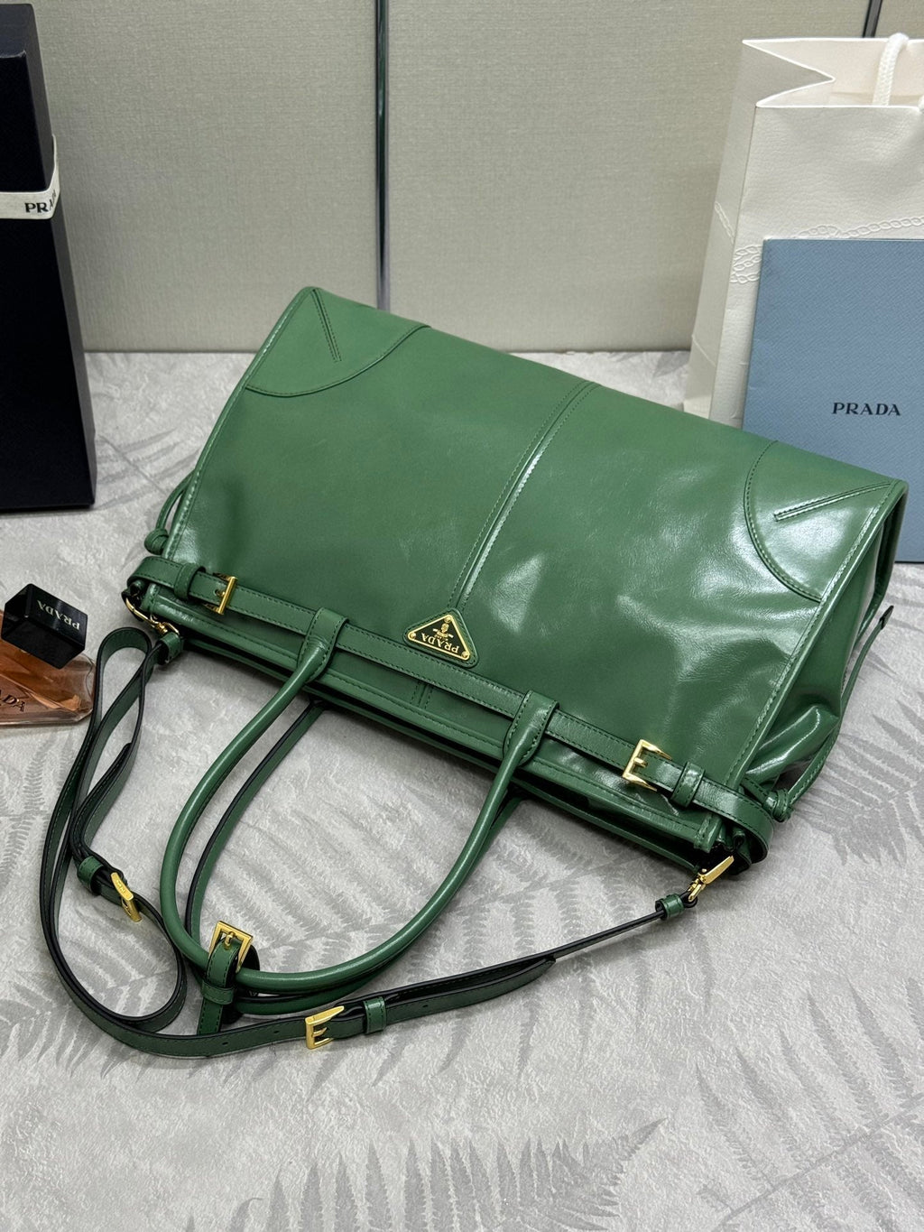 PRADA 25S BONNIE LARGE HANDBAG 38 IN GREEN GLOSSY CALFSKIN GOLD HARDWRE