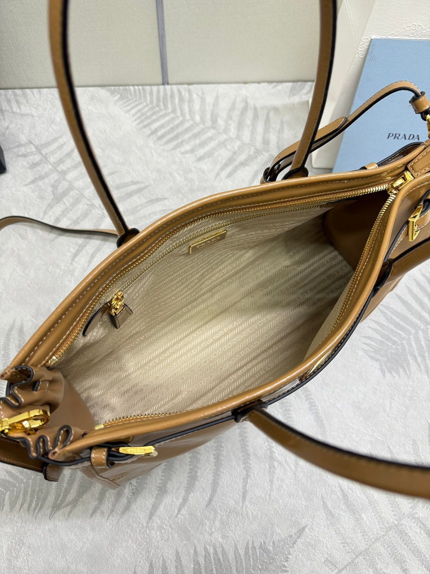 PRADA 25S BONNIE LARGE HANDBAG 38 IN GOLDEN BROWN CALFSKIN GOLD HARDWRE