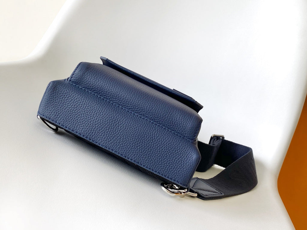 LOUIS VUITTON PILOT CROSSBAG 30 IN NAVY BLUE CALFSKIN