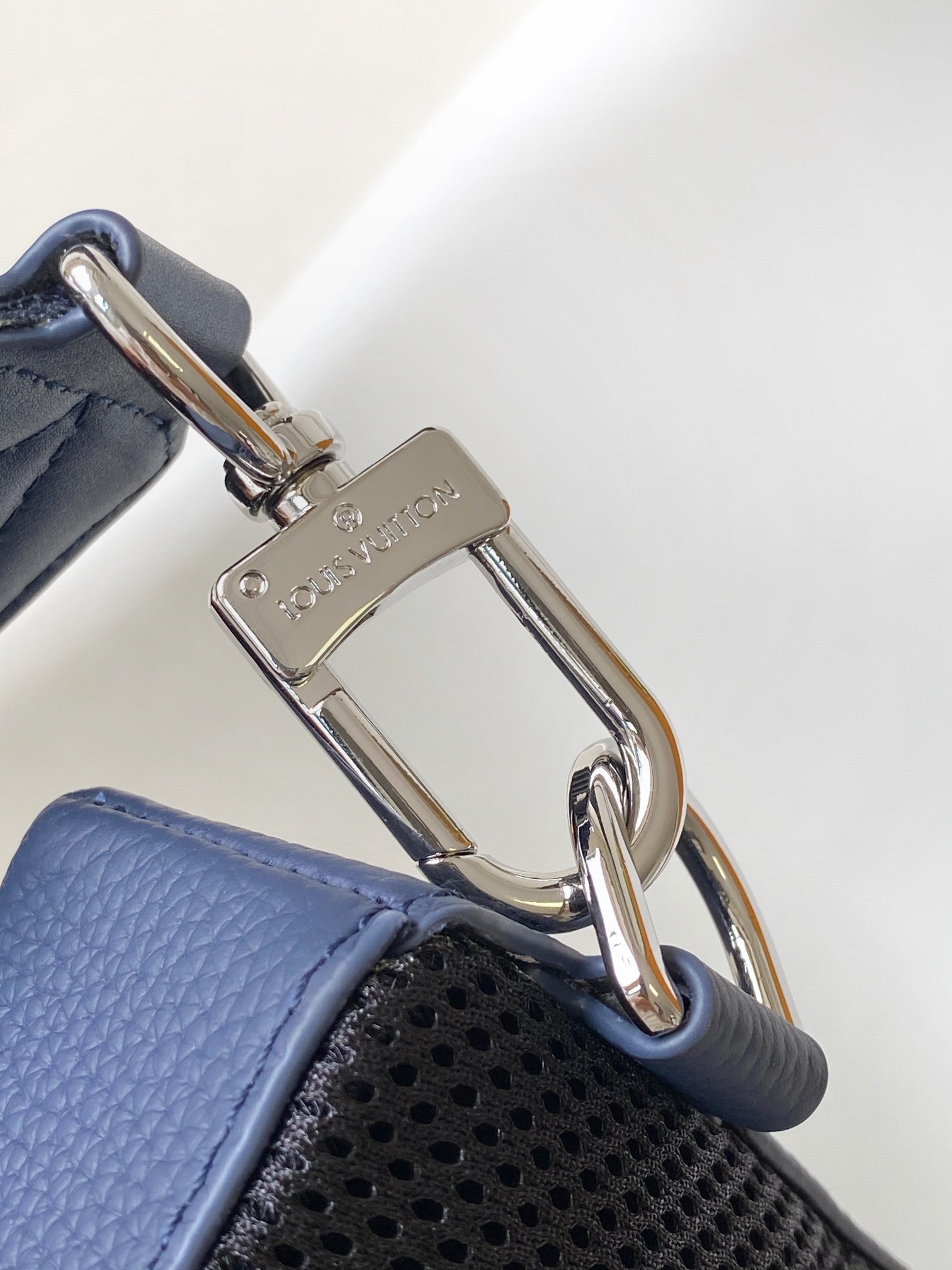LOUIS VUITTON PILOT CROSSBAG 30 IN NAVY BLUE CALFSKIN