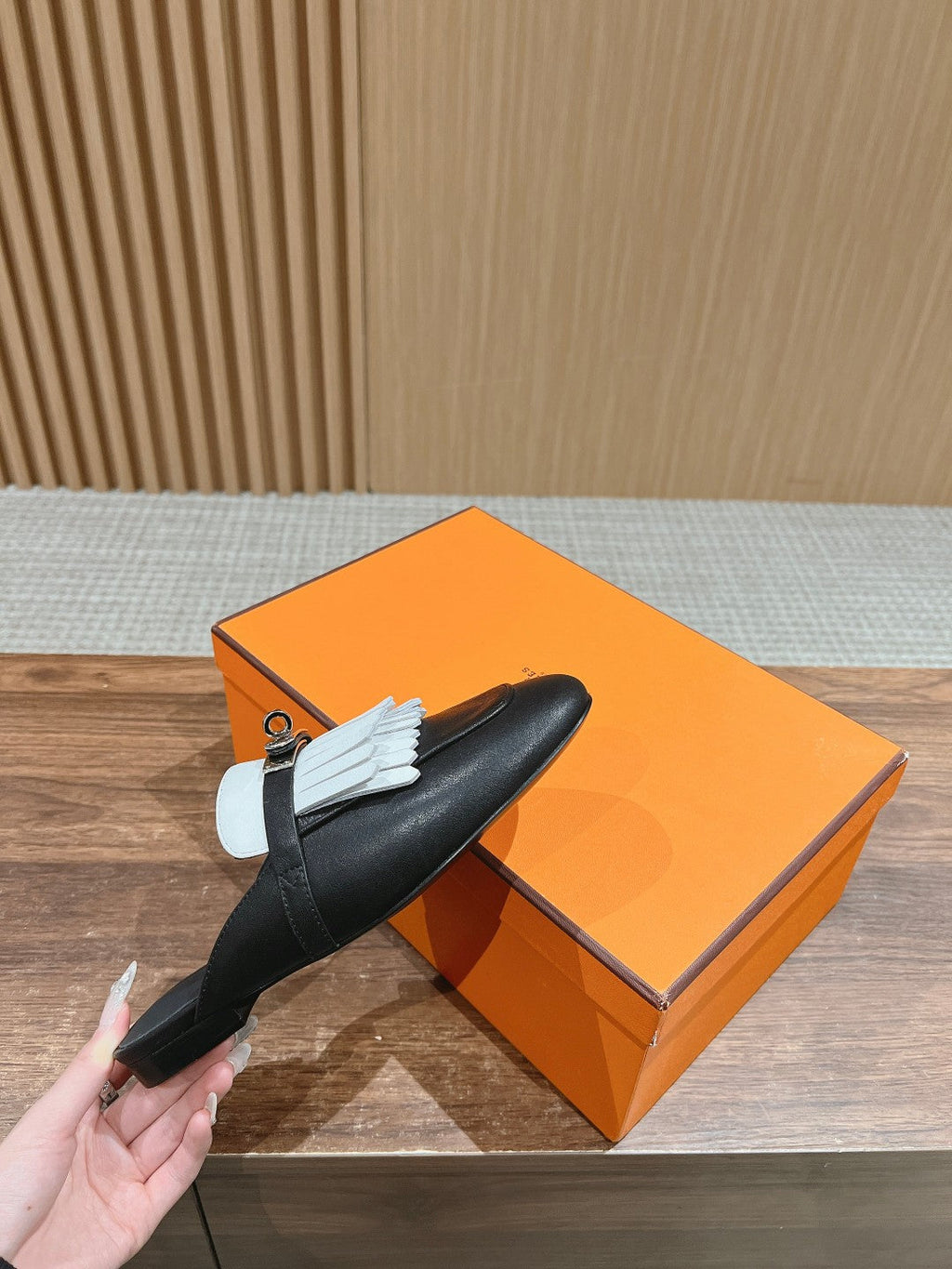 HERMES 0Z Mule Fringed Black/White