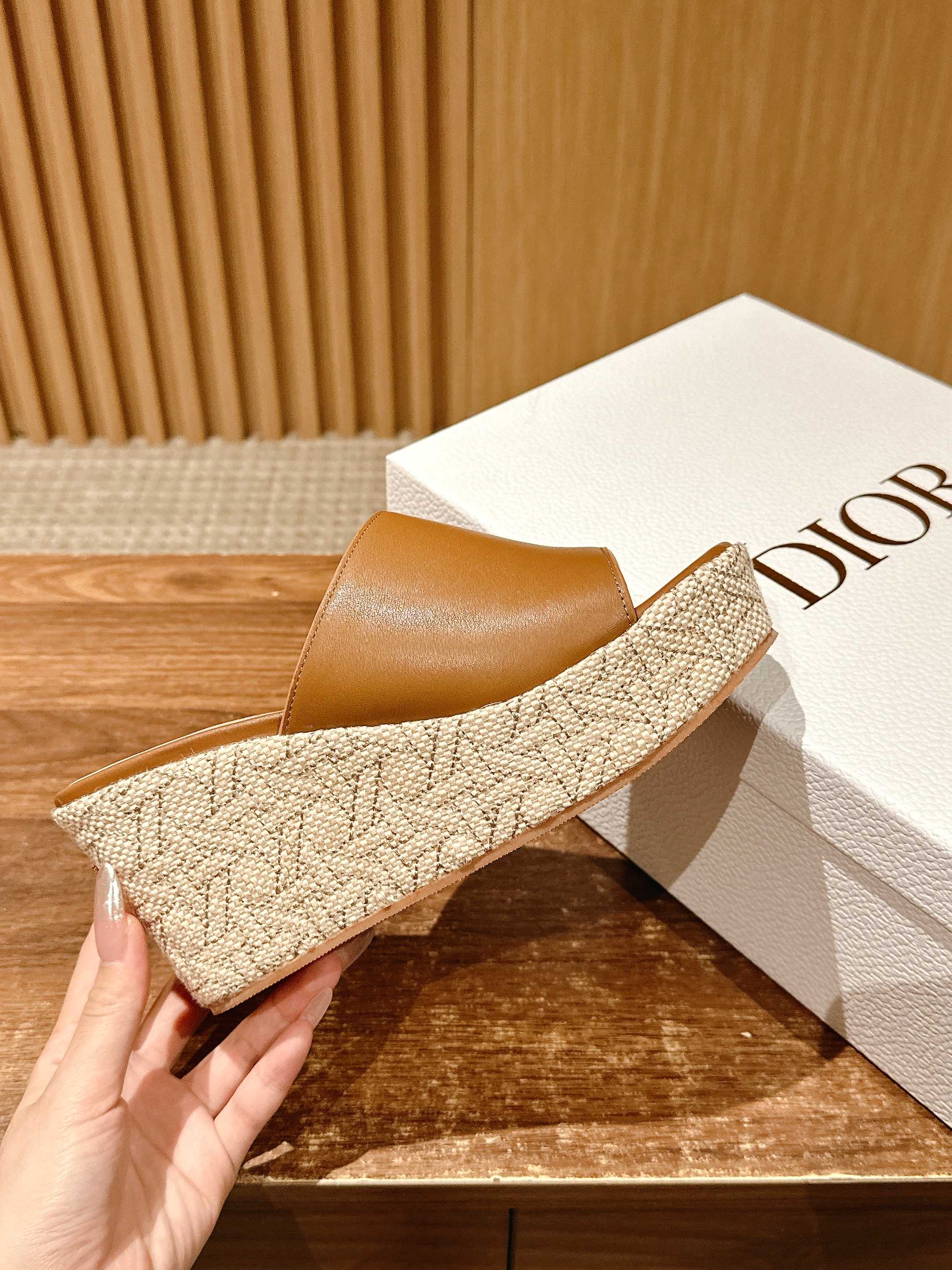 DIOR ATTITUDE WEDGE SLIDE 90MM IN BROWN CALFSKIN NATURAL BEIGE RAFFIA SOLE