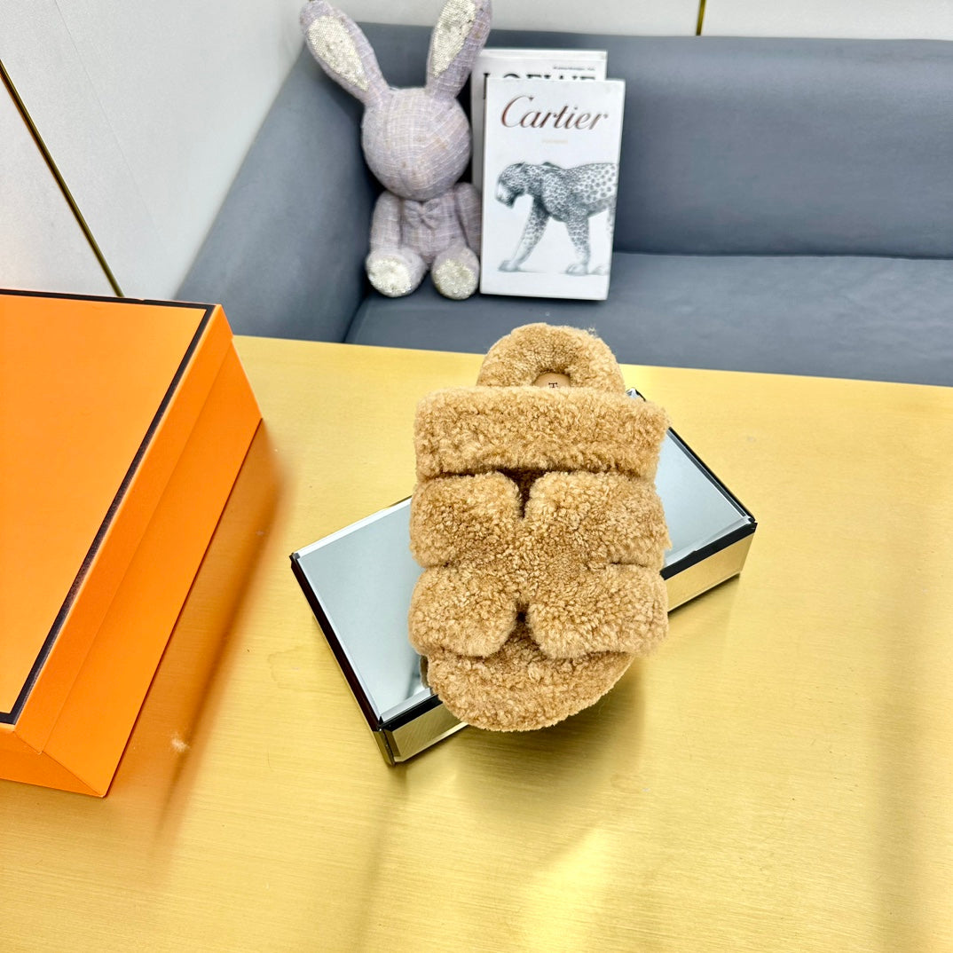 HERMES CHYPRE SANDAL IN TORTILLA BROWN SHEARLING