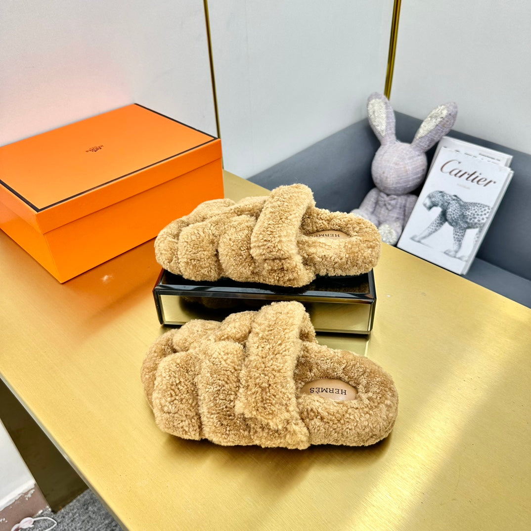 HERMES CHYPRE SANDAL IN TORTILLA BROWN SHEARLING