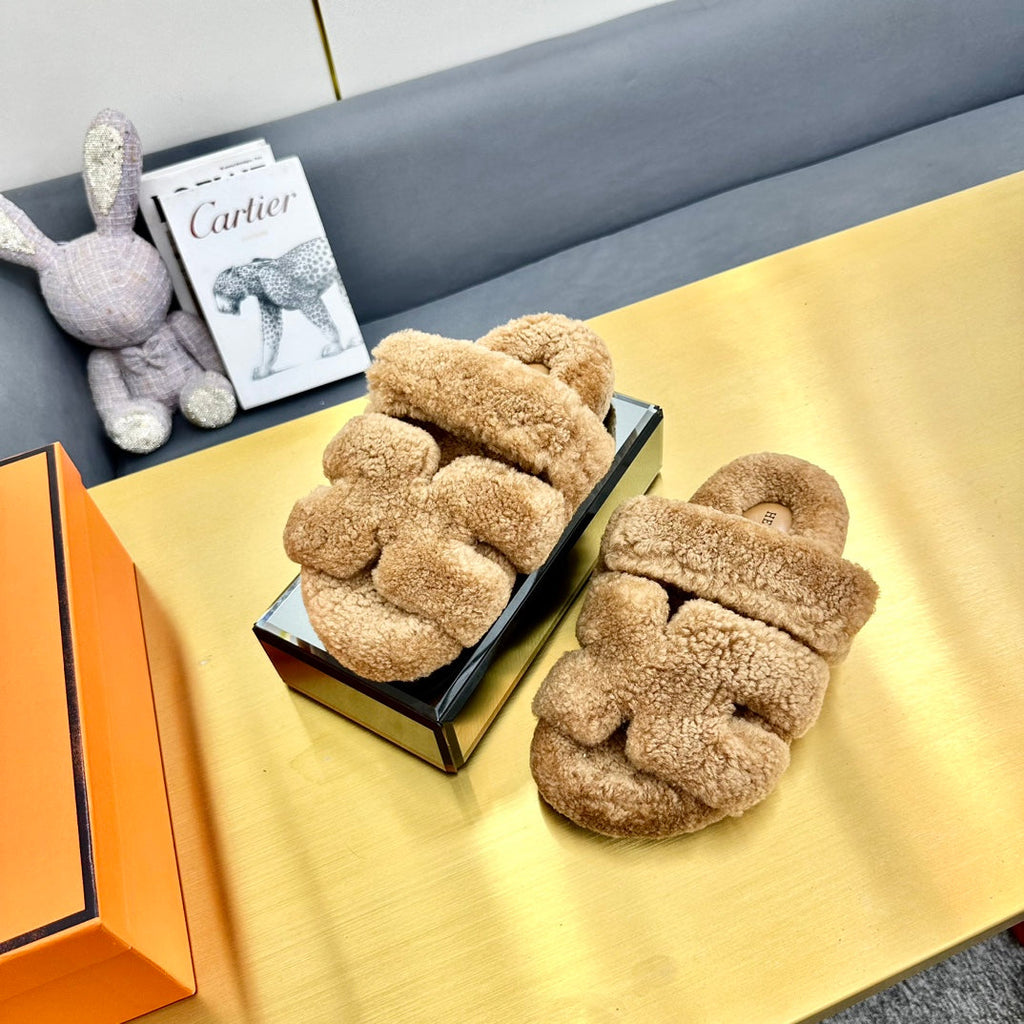 HERMES CHYPRE SANDAL IN PEANUT BROWN SHEARLING