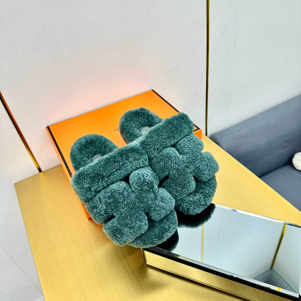 HERMES CHYPRE SANDAL IN FOREST GREEN SHEARLING