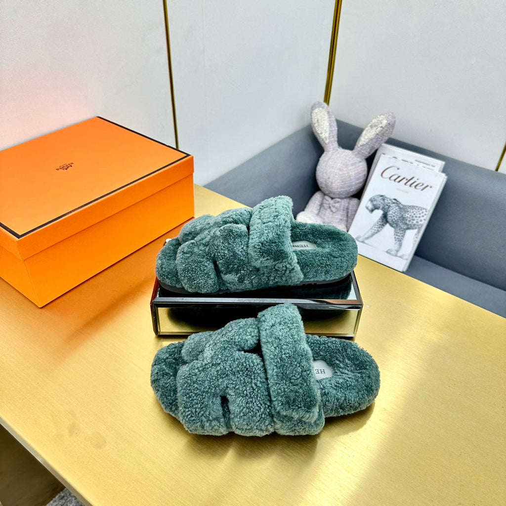 HERMES CHYPRE SANDAL IN FOREST GREEN SHEARLING