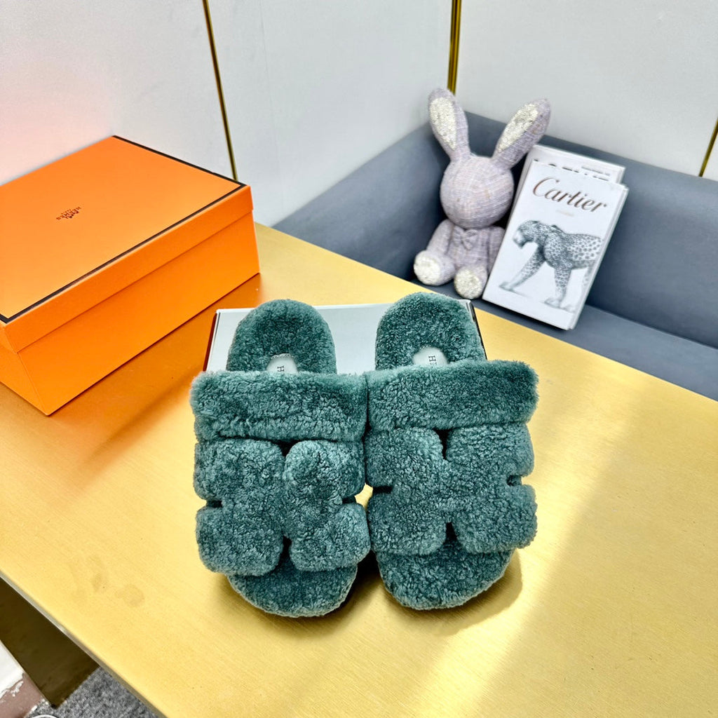 HERMES CHYPRE SANDAL IN FOREST GREEN SHEARLING